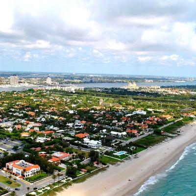 Palm Beach - Michael Kagdis, CC BY-SA 3.0 <https://creativecommons.org/licenses/by-sa/3.0>, via Wikimedia Commons
