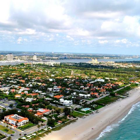 Palm Beach - Michael Kagdis, CC BY-SA 3.0 <https://creativecommons.org/licenses/by-sa/3.0>, via Wikimedia Commons